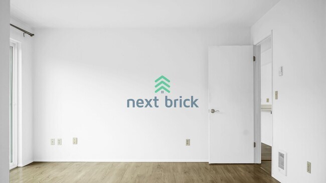 Building Photo - Exceptional 2Bed/2 Bath Uptown/Queen Anne condominium.