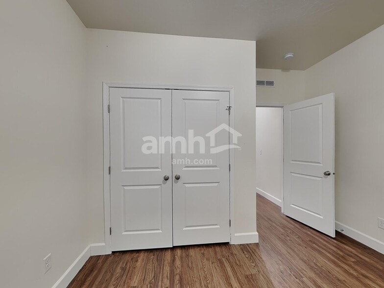 Building Photo - 3643 S Natural Wy