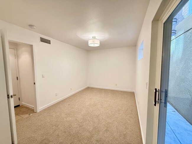 Building Photo - Beautiful 3BD/3.5BA Rowhome in Bankers Hil...