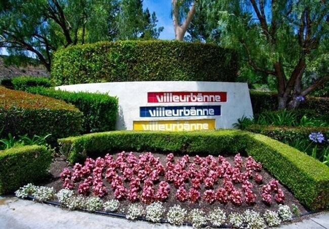Building Photo - Charming 3 Bedroom, 2.5 Bath end unit Town...