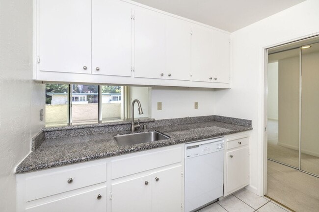 Building Photo - Lovingly Maintained 1 Bed, 1 Bath Condo in...