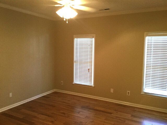 Building Photo - 3200 Daingerfield Dr