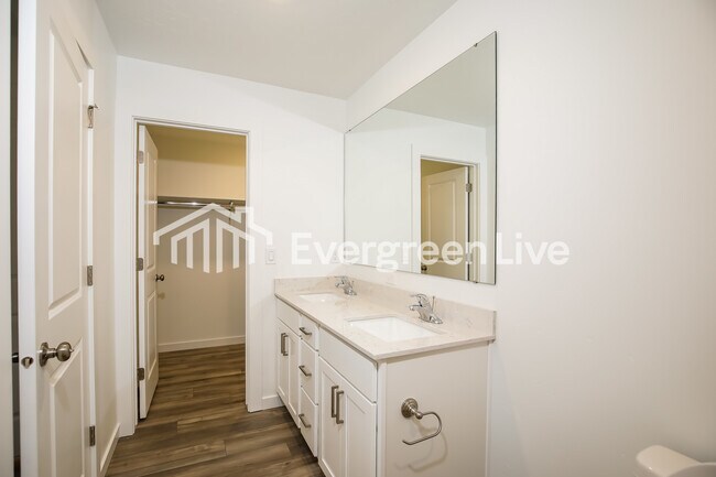 Building Photo - 324 Lightning Ave