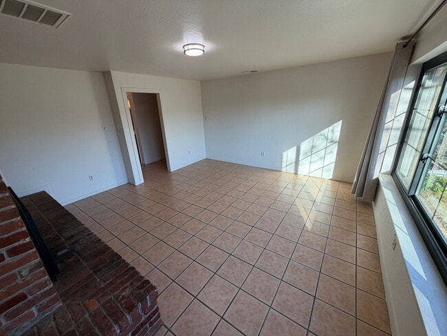 Building Photo - 3 Bed / 1.5 Bath | Thornwood Terrace Home Available Now