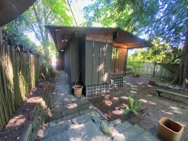 Building Photo - Maple Leaf, Two Bedroom, Woodsy Yard