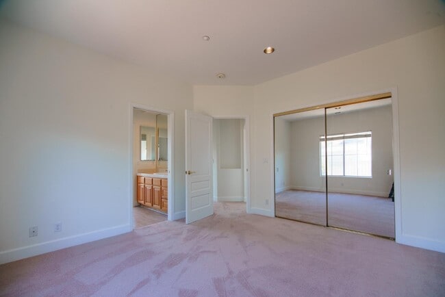 Building Photo - 26148 Legends Ct