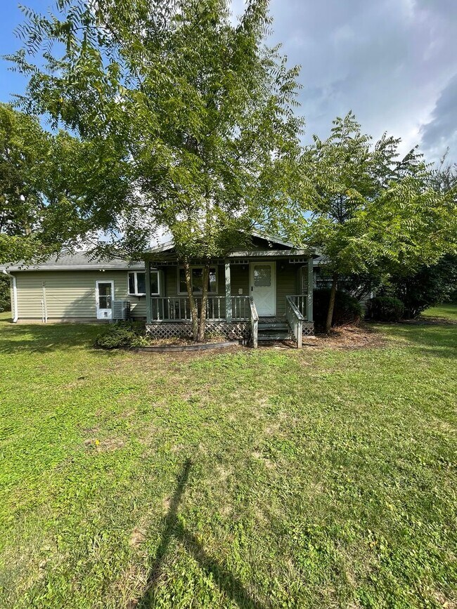 Building Photo - Three Bedroom Single Family Home in the Co...