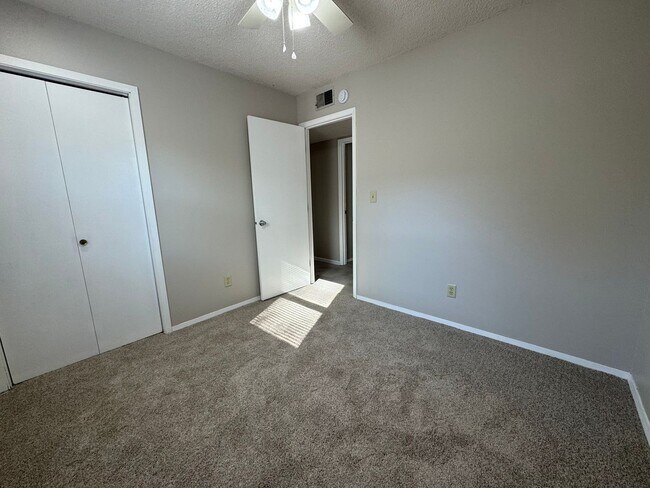 Building Photo - HOT PROPERTY ALERT! Your Dream Starter 3 Bedroom, 1 Bath Home in Springfield Awaits!