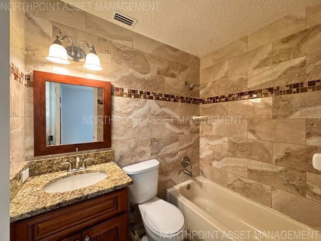 Building Photo - 2 Spacious Bedrooms and 2 Modern Bathrooms...
