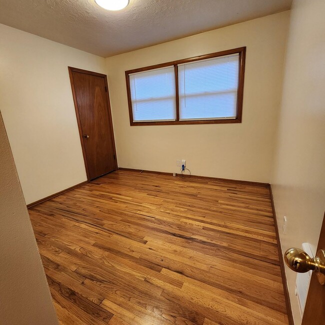 Building Photo - Cozy 1 Bed 1 Bath Duplex with W/S/G includ...