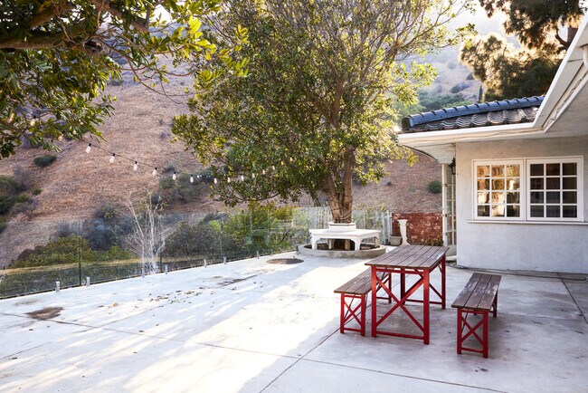Building Photo - 2200 Outpost Dr
