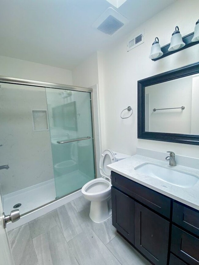 Building Photo - Welcome to this charming 3 bedroom, 2 bath...
