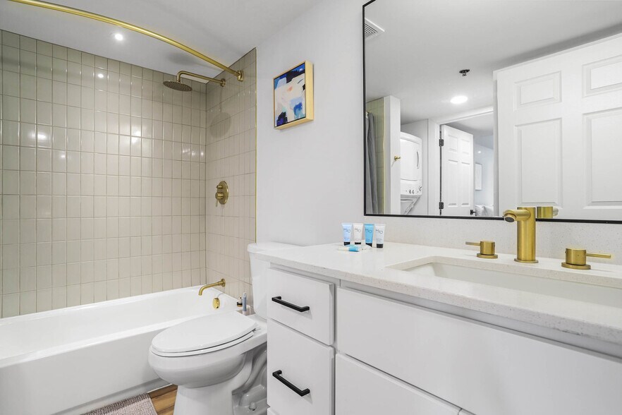 Building Photo - 1221 S Eads St