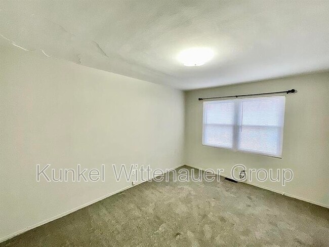 Building Photo - 1 Hickory Ct