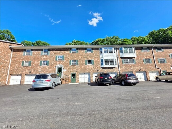 Building Photo - 6960 Carriage Hill Dr