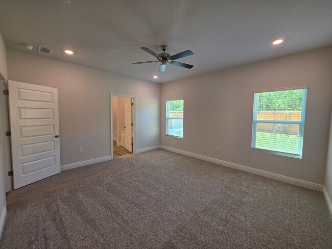 Building Photo - Brand new 5BR/3BA with Amenities Galore