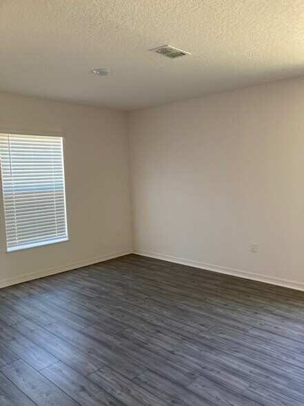 Building Photo - 36 Raemond Ln