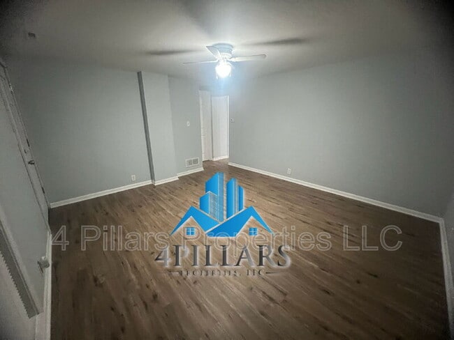 Building Photo - 162 W Commercial Ave