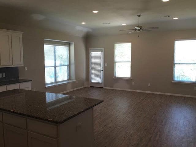 Building Photo - 609 W Carpenter St