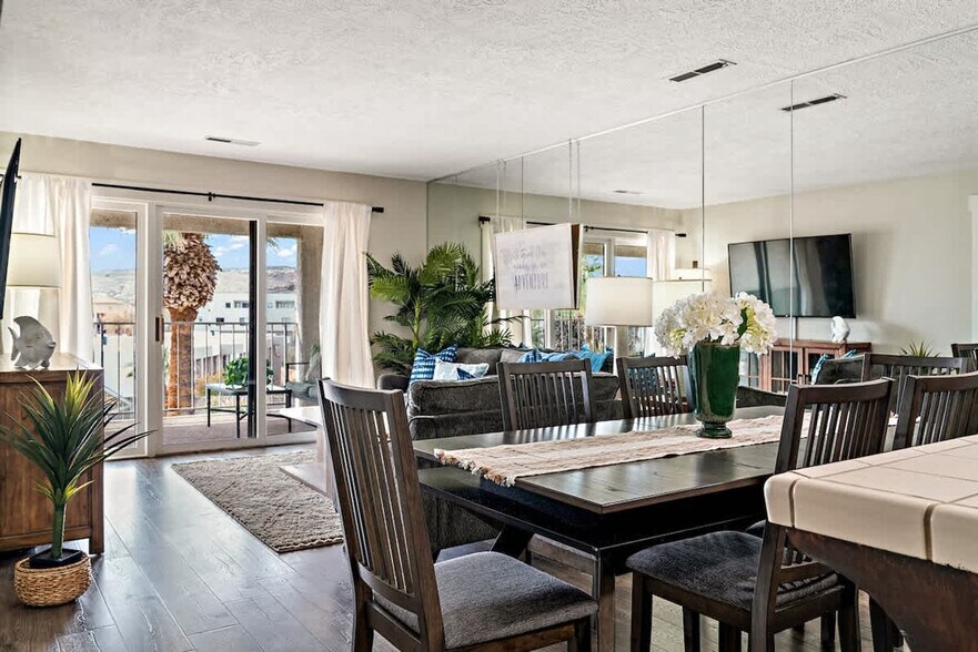 Building Photo - 1845 W Canyon View Dr