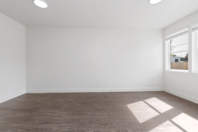 Building Photo - "Discover Comfort & Style: Spacious 3-Bed,...