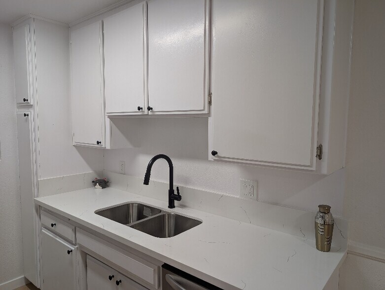 Building Photo - 11007 Hartsook St