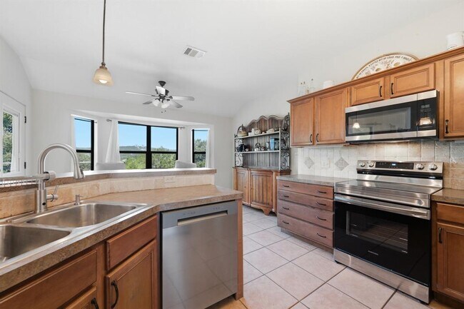 Building Photo - 104 Cowal Dr N