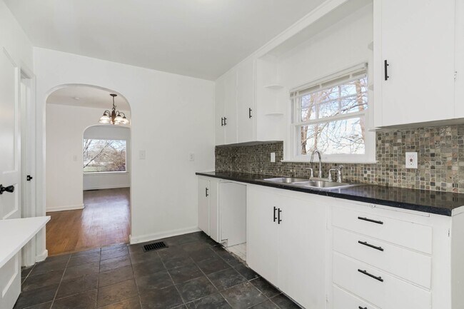 Building Photo - Charming 4-Bedroom Home in Kansas City, MO...