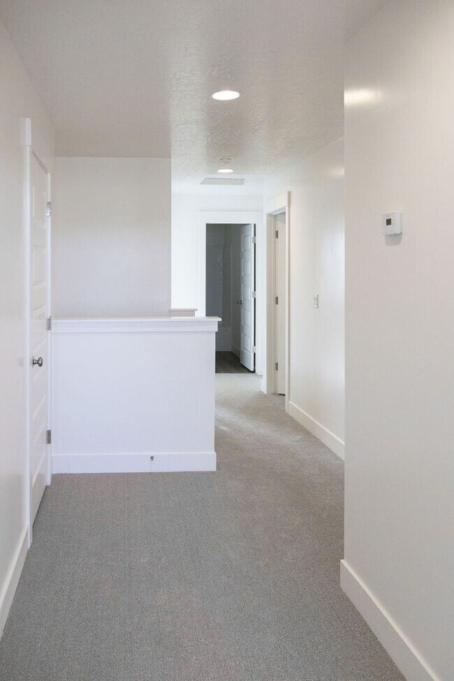 Building Photo - Spacious 4-Bed Home in Sage Canyon