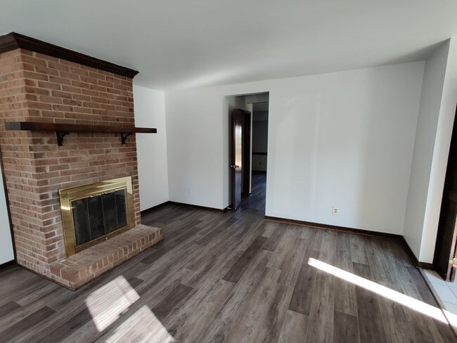 Building Photo - 3 bedroom townhouse