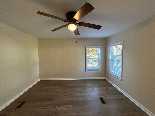 Building Photo - 3 bedroom, 2 bath