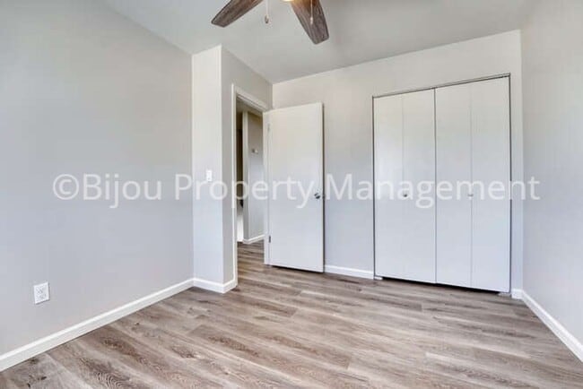 Building Photo - Completely Renovated Townhome