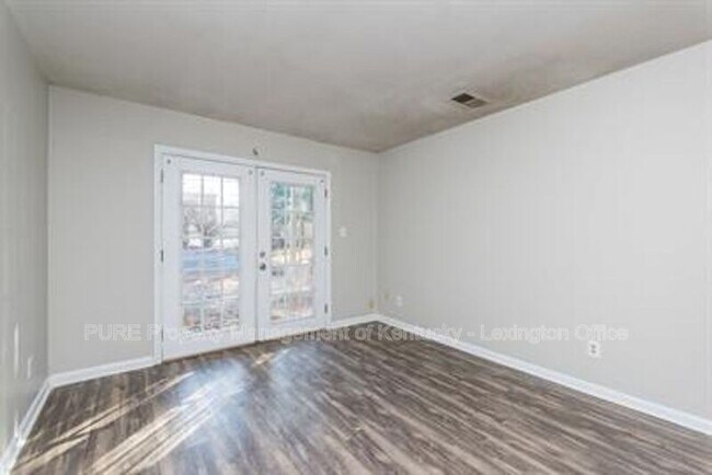 Building Photo - 3736 Camelot Dr