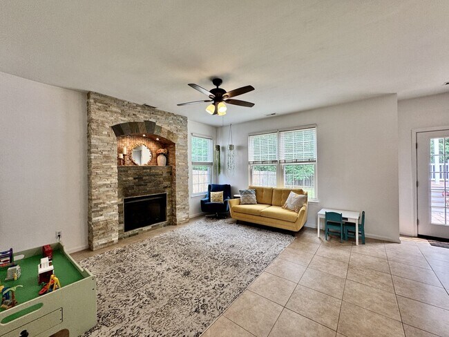 Building Photo - First-Time Rental! Available 08-07-26 - Fenced Yard, Pet Friendly, Attached 2-Car Garage!