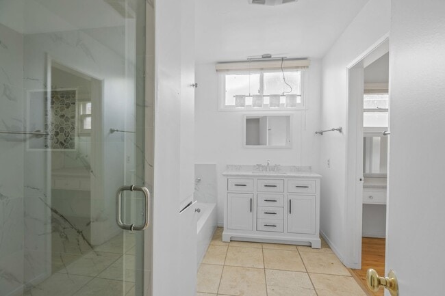 Building Photo - 15826 Magnolia Blvd