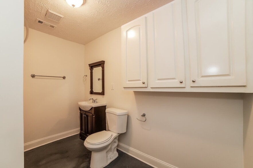 Building Photo - 2980 Highland Hill Pkwy