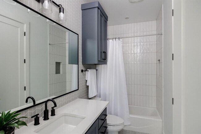 Building Photo - 2504 Bluffview Dr
