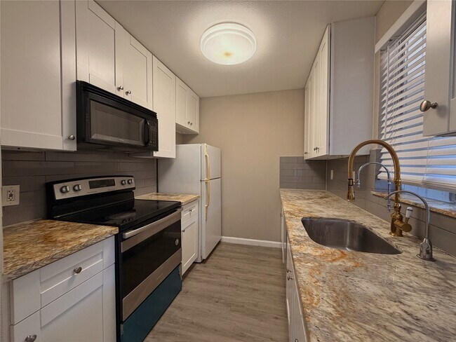 Building Photo - 9201 Clarewood Dr