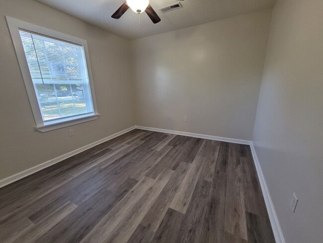 Building Photo - 3 bedroom 2 bath brick ranch in great loaction .