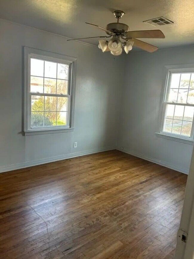 Building Photo - 910 Garver St