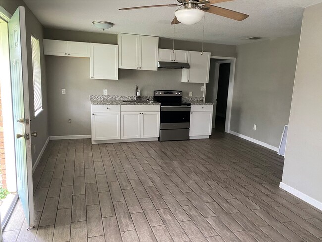 Building Photo - 612 N Avenue B