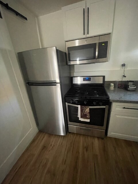 Building Photo - 1419 W 58th Plz