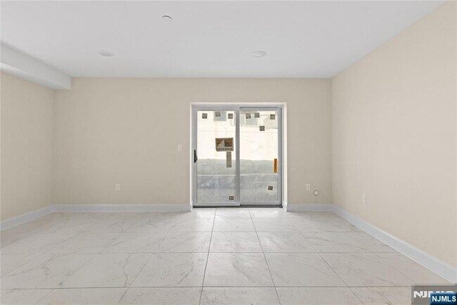 Building Photo - 45 Lincoln Ave