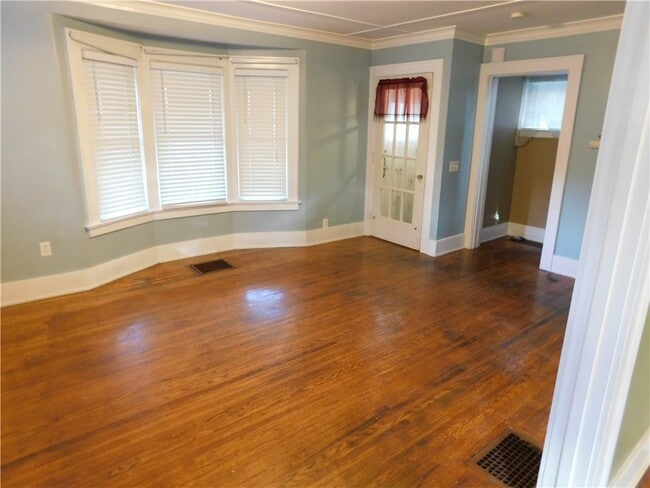 Building Photo - 125 W High Terrace