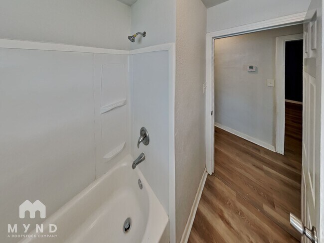 Building Photo - 4402 Mistletoe Dr