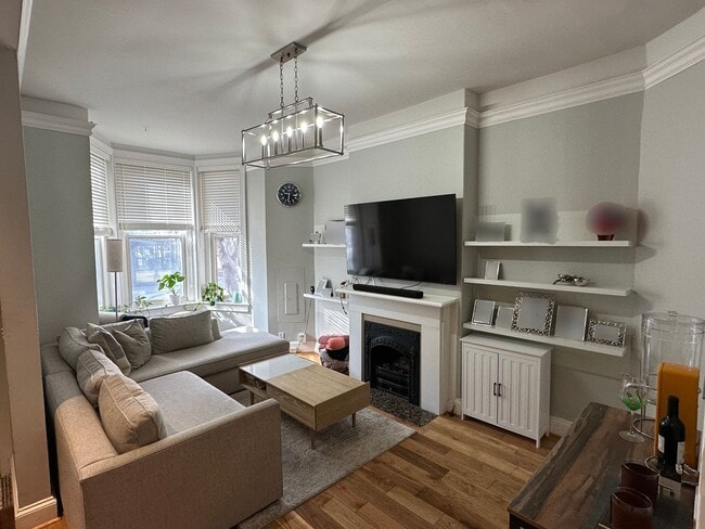 Building Photo - 2 Bedroom 1.5 Bath Condo in Shaw Neighborhood, Backyard, Recently Renovated, Fabulous Modern Feat...