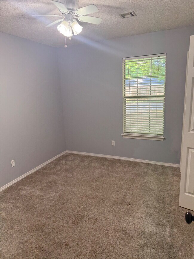 Building Photo - "Charming 3-Bed, 2-Bath Home with 1,368 Sq Ft of Comfort on Tradition Avenue!"