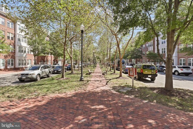 Building Photo - 5053 Kilburn St