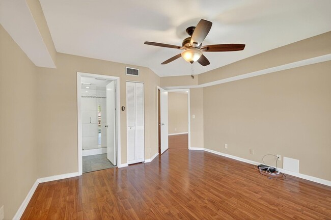 Building Photo - 5040 Rose Hill Dr