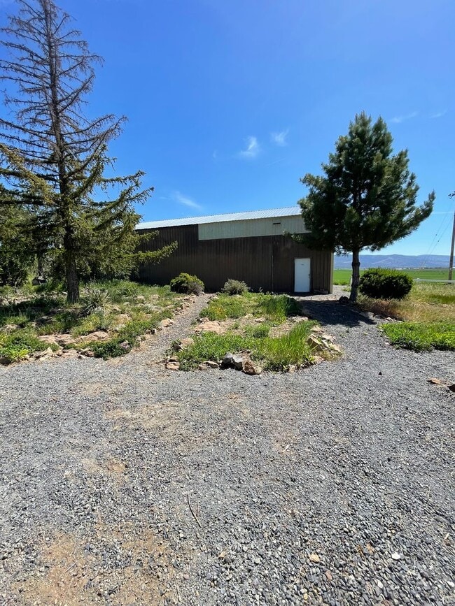 Building Photo - Rural living at its finest!  Large 3bdrm 2...